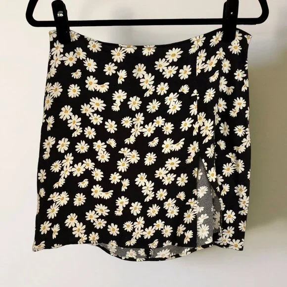 Reformation Margot Skirt, Daisy Print, Size 6 - Picture 3 of 6